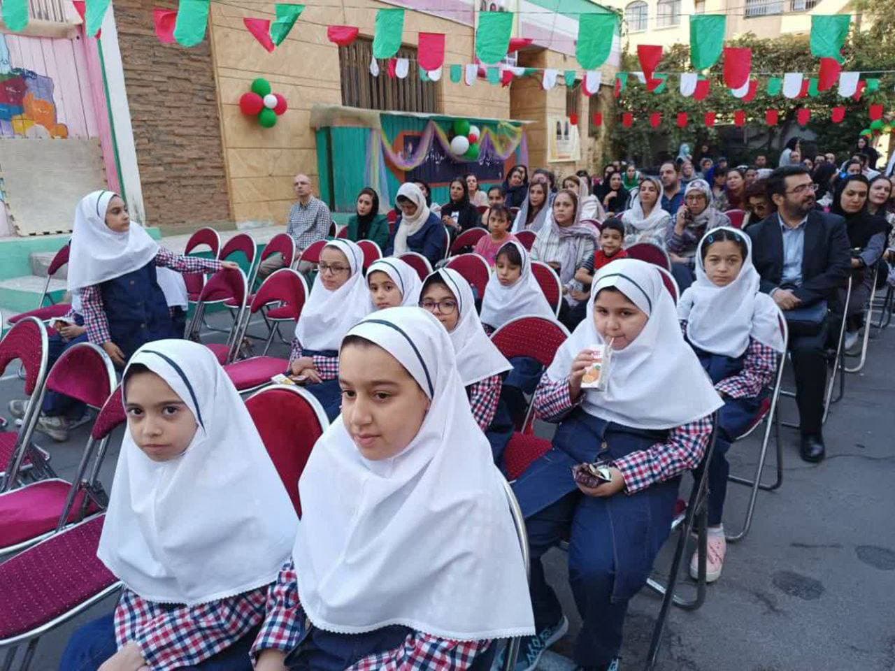 پیش دبستانی و دبستان غیر دولتی دخترانه آتیه سازان